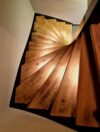 houten trap met licht