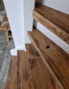 trap wit met eikenhouten tredes