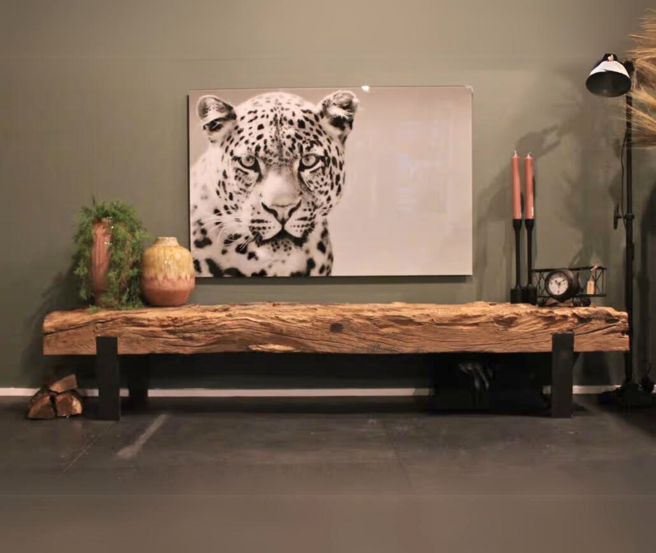 Tv meubel van ruw geleefd hout