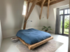 moderne slaapkamer met eikenhouten bed