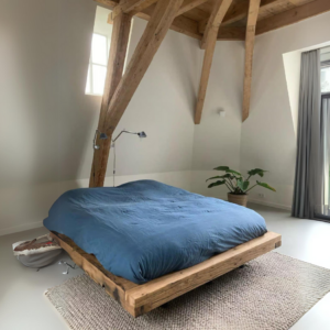 moderne slaapkamer met eikenhouten bed