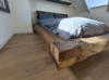 modern bed van eikenhout zwevend
