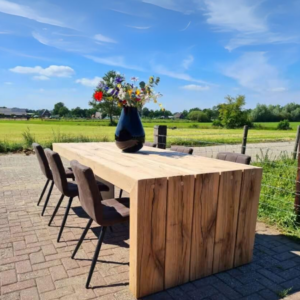 tuintafel van hout en staal