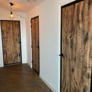 Ruw houten deur van eikenhout