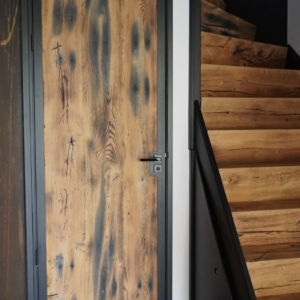 Ruw houten deur gemaakt van planken