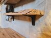 Schap met zwarte beugels