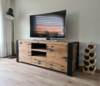 Houten kast gebruikt als tv-meubel