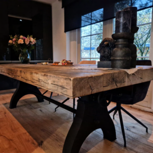 stoere tafel van eikenhout
